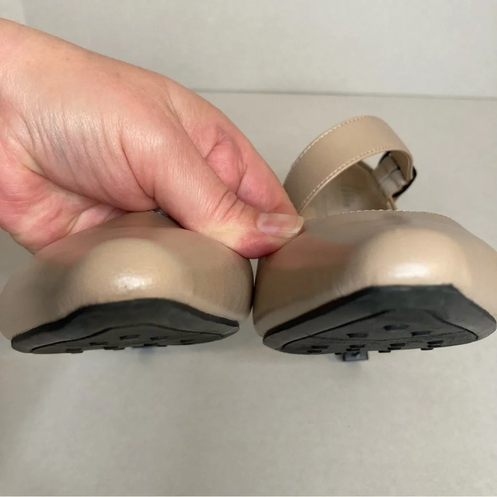 LifeStride Wide Width size 8 Taupe 2.5 inch heels - Picture 9 of 11